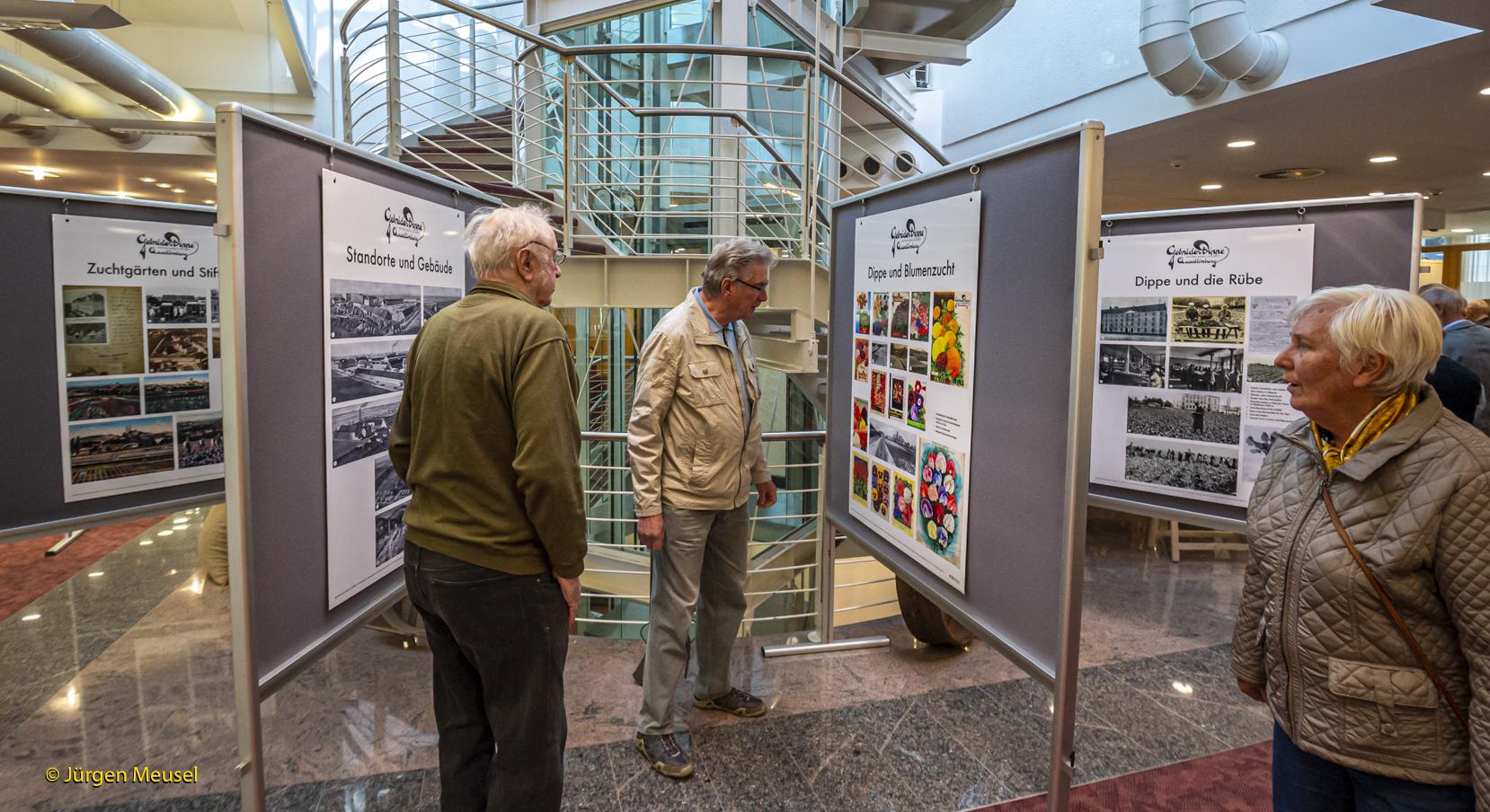 Besucher informieren sich an den Ausstellungstafeln